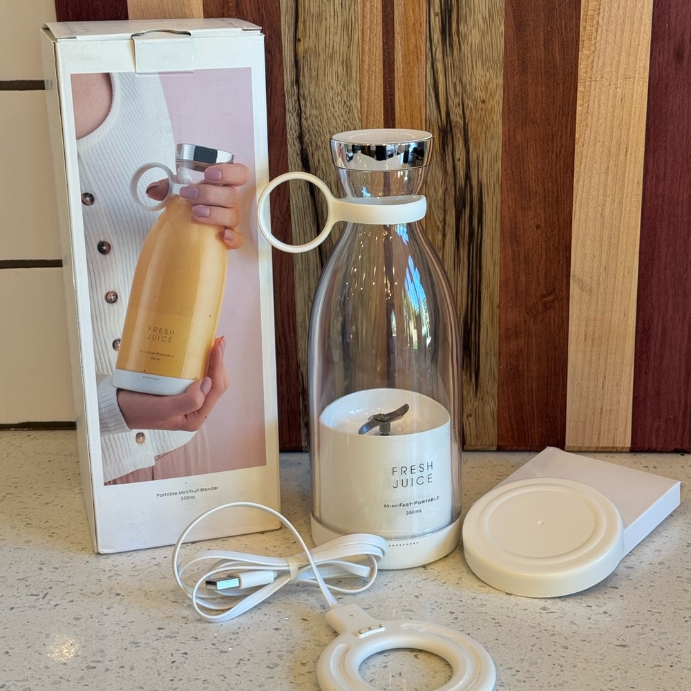 Portable mini juice blender
